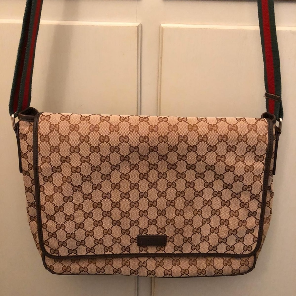 SOLD!! GUCCI 🔥 BEAUTIFUL CROSSBODY MESSENGER BAG - Picture 1 of 8